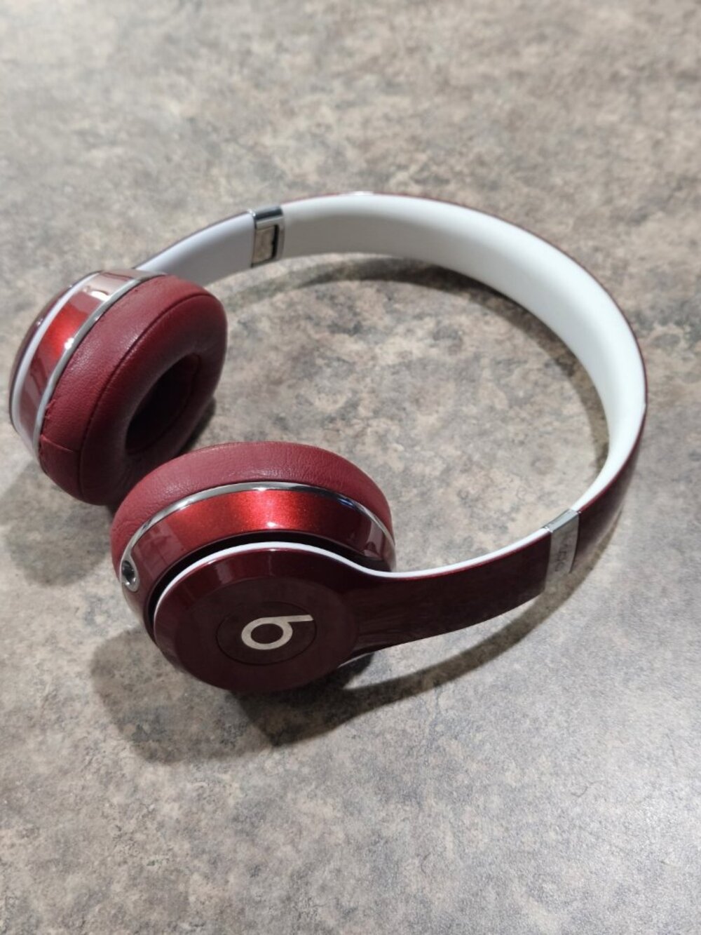 Beats Solo2 Wired Red White On-Ear Headphones with Case